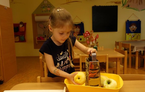 Myšičky pečou jablečný štrúdl