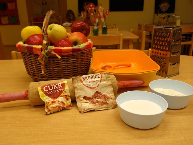 Myšičky pečou jablečný štrúdl