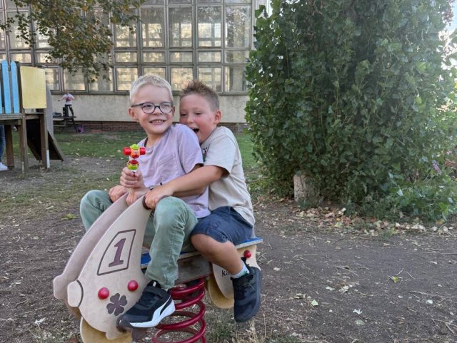 Zahradní piknik se skákacím hradem