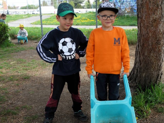 S kolečkem za hlínou