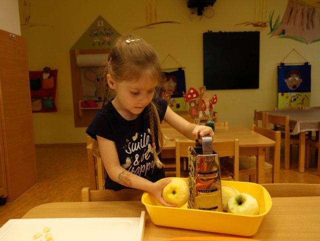 Myšičky pečou jablečný štrúdl